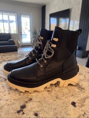 Sorel Women’s Black Lace-Up Platform Boots with Chunky Cream/white Sole